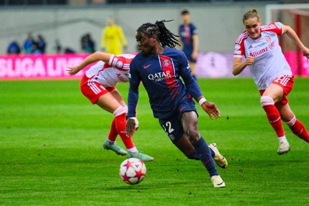 Tabitha Chawinga (22, Paris Saint-Germain) am Ball, FC Bayern München v Paris Saint-Germain, Fußball, UEFA Women s Champions League 2023 2024, 6.Spieltag am 30.01.2024 in München, FC Bayern Campus. Bayern Deutschland
