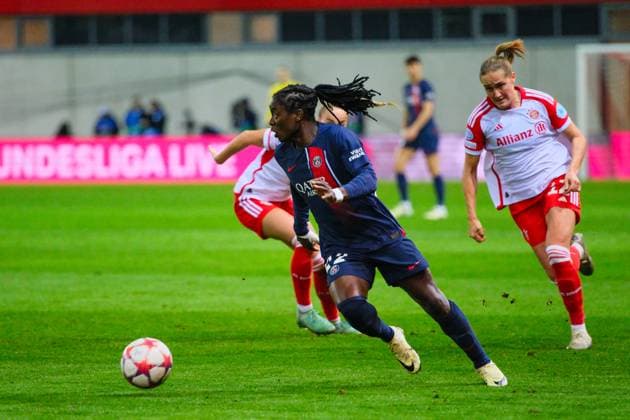 Tabitha Chawinga (22, Paris Saint-Germain) am Ball, FC Bayern München v Paris Saint-Germain, Fußball, UEFA Women s Champions League 2023 2024, 6.Spieltag am 30.01.2024 in München, FC Bayern Campus. Bayern Deutschland