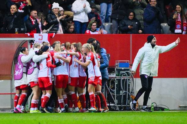 Team (FC Bayern München) beim Torjubel, FC Bayern München v Paris Saint-Germain, Fußball, UEFA Women s Champions League 2023 2024, 6.Spieltag am 30.01.2024 in München, FC Bayern Campus. Bayern Deutschland