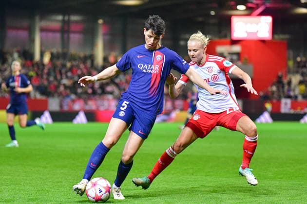 Elisa De Almeida (5 Paris) und Pernille Harder (21 Bayern) in Aktion beim UEFA Womens Champions League Spiel FC Bayern München - Paris Saint-Germain Feminine am 30.01.2024 München FC Bayern Campus Bayern Deutschland