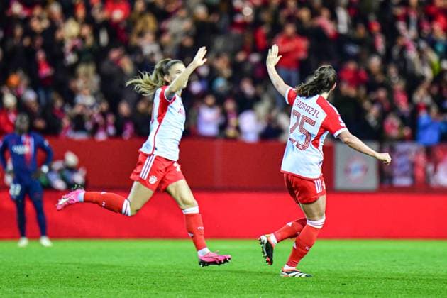 Katharina Naschenweng (19 FC Bayern) und Sarah Zadrazil (25 FC Bayern) jubeln über das Tor zum 1-0 beim UEFA Womens Champions League Spiel FC Bayern München - Paris Saint-Germain Feminine am 30.01.2024 München FC Bayern Campus Bayern Deutschland