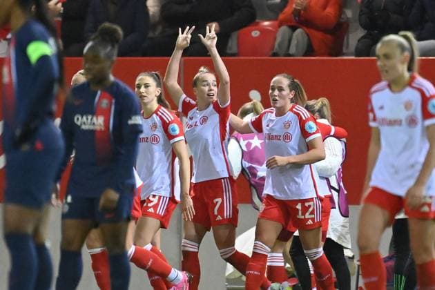 Torjubel Giulia GWINN (FCB), Katharina NASCHENWENG (FCB), Sydney LOHMANN (FCB) nach Tor zum 1-0, Jubel,Freude,Begeisterung,Aktion FC Bayern Muenchen - Paris Saint-Germain, Fussball Champions League der Frauen am 30.01.2024 FC BAYERN CAMPUS