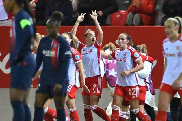 Torjubel Giulia GWINN (FCB), Katharina NASCHENWENG (FCB), Sydney LOHMANN (FCB) nach Tor zum 1-0, Jubel,Freude,Begeisterung,Aktion FC Bayern Muenchen - Paris Saint-Germain, Fussball Champions League der Frauen am 30.01.2024 FC BAYERN CAMPUS