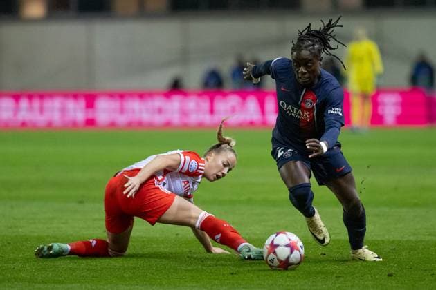 Kampf um den Ball Zweikampf zwischen Giulia Gwinn (FC Bayern Muenchen Frauen, 7) und Tabitha Chawinga (Paris Saint-Germain, 22). FC Bayern Muenchen Frauen vs. Paris Saint-Germain, Fussball Champions League Frauen, Gruppenphase, 6. Spieltag, Saison 2023 2024, 30.01.2024. FC Bayern Muenchen Frauen vs. Paris Saint-Germain, Fussball Champions League Frauen, Gruppenphase, 6. Spieltag, Saison 2023 2024, 30.01.2024. Muenchen Copyright: xEibner-Pressefoto HeikexFeinerx EP_HFR