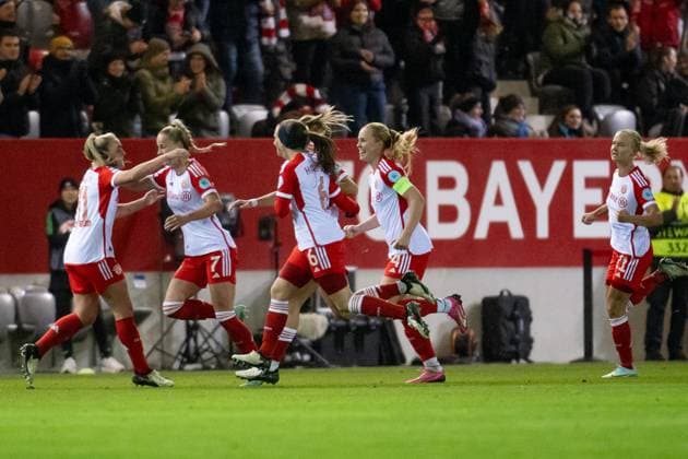Die Muenchnerinnen bejubeln mit Giulia Gwinn (FC Bayern Muenchen Frauen, 7) deren Tor zum 1:0. FC Bayern Muenchen Frauen vs. Paris Saint-Germain, Fussball Champions League Frauen, Gruppenphase, 6. Spieltag, Saison 2023 2024, 30.01.2024. FC Bayern Muenchen Frauen vs. Paris Saint-Germain, Fussball Champions League Frauen, Gruppenphase, 6. Spieltag, Saison 2023 2024, 30.01.2024. Muenchen Copyright: xEibner-Pressefoto HeikexFeinerx EP_HFR