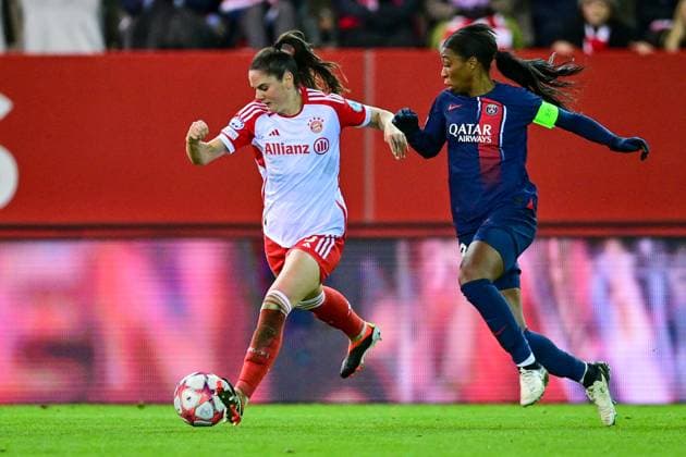 v.li.: Sarah Zadrazil (FC Bayern München, FCB, 25) Grace Geyoro (PSG, 8) im Zweikampf, Duell, duel, tackle, Dynamik, Action, Aktion, 30.01.2024, München (Deutschland), Fussball, UEFA Womens Champions League, Gruppe C, FC Bayern München - Paris Saint-Germain xslx