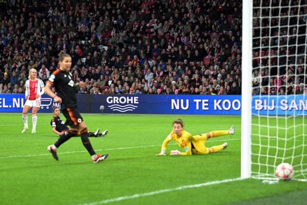 Sport Bilder des Tages AMSTERDAM - Tiny Hoekstra of Ajax (L) scores the 1-1 during the UEFA women s Champions League match in group C between Ajax Amsterdam and AS Roma at the Johan Cruijff ArenA on January 30, 2024 in Amsterdam, Netherlands. ANP UEFA Women s Champions League 2023 24 2023 2024 xVIxANPxSportx xxANPxIVx 489841221 originalFilename: 489841221.jpg