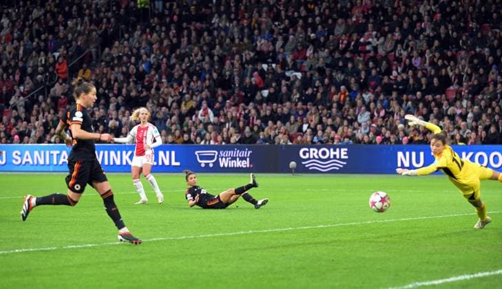 AMSTERDAM - Tiny Hoekstra of Ajax (2eL) scores the 1-1 during the UEFA women s Champions League match in group C between Ajax Amsterdam and AS Roma at the Johan Cruijff ArenA on January 30, 2024 in Amsterdam, Netherlands. ANP UEFA Women s Champions League 2023 24 2023 2024 xVIxANPxSportx xxANPxIVx 489841380 originalFilename: 489841380.jpg