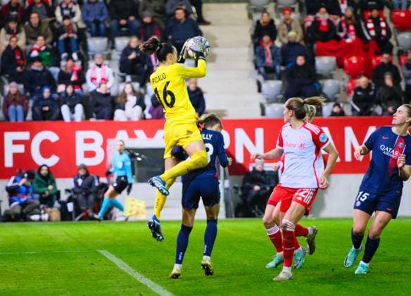 Constance Picaud (16, Paris Saint-Germain) fängt den Ball sicher, FC Bayern München v Paris Saint-Germain, Fußball, UEFA Women s Champions League 2023 2024, 6.Spieltag am 30.01.2024 in München, FC Bayern Campus. Bayern Deutschland