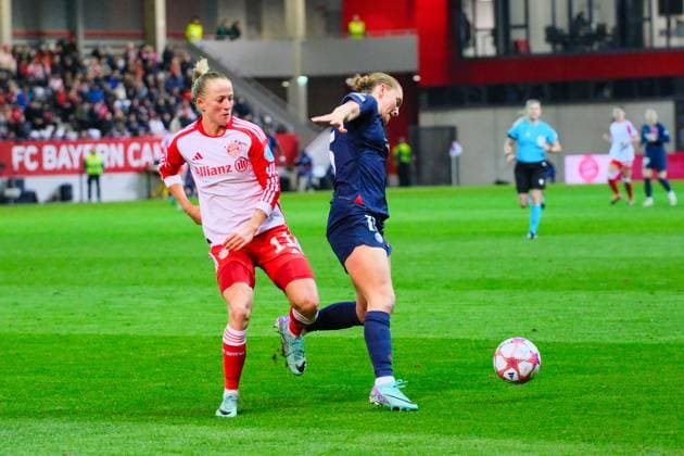 Clare Hunt (15, Paris Saint-Germain) am Ball vor Lea Schüller (11, FC Bayern München), FC Bayern München v Paris Saint-Germain, Fußball, UEFA Women s Champions League 2023 2024, 6.Spieltag am 30.01.2024 in München, FC Bayern Campus. Bayern Deutschland