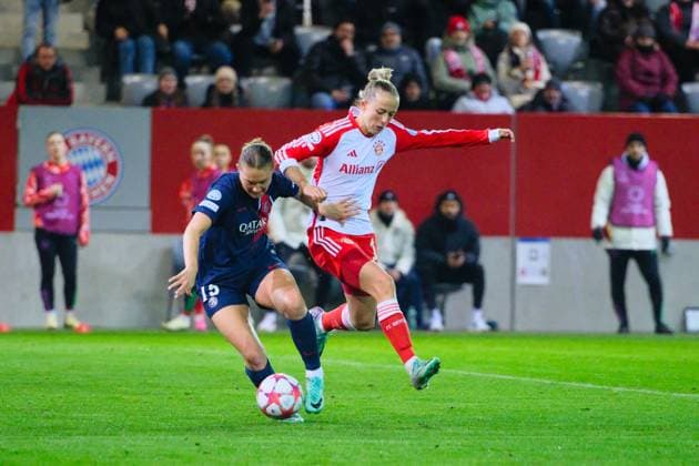 Clare Hunt (15, Paris Saint-Germain) und Lea Schüller (11, FC Bayern München) im Zweikampf, FC Bayern München v Paris Saint-Germain, Fußball, UEFA Women s Champions League 2023 2024, 6.Spieltag am 30.01.2024 in München, FC Bayern Campus. Bayern Deutschland