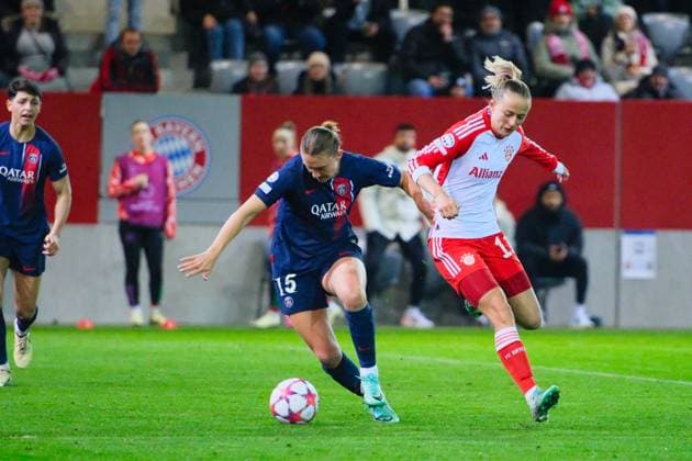 Clare Hunt (15, Paris Saint-Germain) und Lea Schüller (11, FC Bayern München) im Zweikampf, FC Bayern München v Paris Saint-Germain, Fußball, UEFA Women s Champions League 2023 2024, 6.Spieltag am 30.01.2024 in München, FC Bayern Campus. Bayern Deutschland