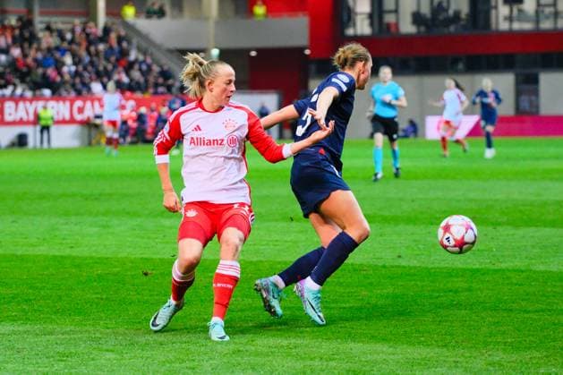 Clare Hunt (15, Paris Saint-Germain) am Ball vor Lea Schüller (11, FC Bayern München), FC Bayern München v Paris Saint-Germain, Fußball, UEFA Women s Champions League 2023 2024, 6.Spieltag am 30.01.2024 in München, FC Bayern Campus. Bayern Deutschland