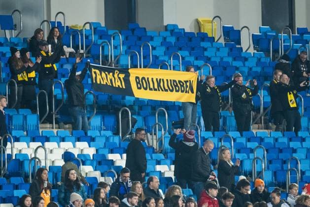 240130 Fans of Häcken celebrate after the UEFA Women s Champions League football match between Real Madrid and Häcken on January 30, 2024 in Madrid. Photo: Mathias Bergeld BILDBYRAN kod MB MB0845 fotboll football soccer fotball champions league real madrid häcken dam bbeng women kvinner jubel publik Copyright: MATHIASxBERGELD BB240130MB094