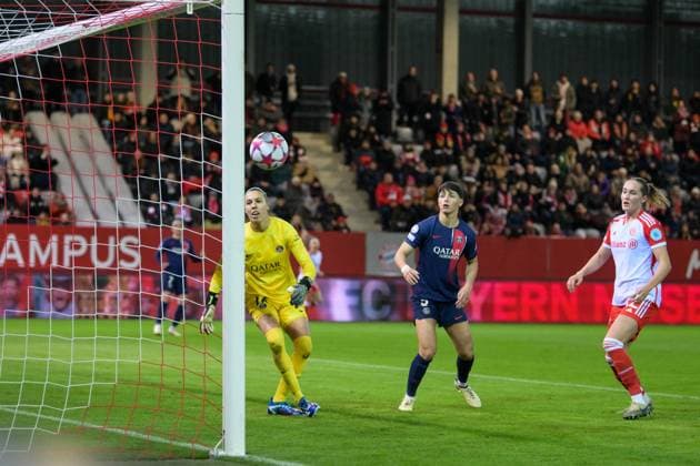 Fußball, UEFA Womens Champions League, 20240130, FC Bayern München - Paris Saint-Germain. Im Bild Constance PICAUD (Paris Saint-Germain, 16) und Elisa DE ALMEIDA (Paris Saint-Germain, 5) blicken Ball zum Tor 1:0 hinterher. München FC Bayern Campus Bayern Deutschland Copyright: Passion2Press MarkusxFischerx