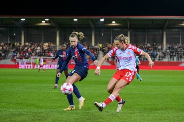 Fußball, UEFA Womens Champions League, 20240130, FC Bayern München - Paris Saint-Germain. Im Bild Jade LE GUILLY (Paris Saint-Germain, 28) und Klara BÜHL (FC Bayern München Frauen, 17) Flanke Pass Zuspiel Ball. München FC Bayern Campus Bayern Deutschland Copyright: Passion2Press MarkusxFischerx