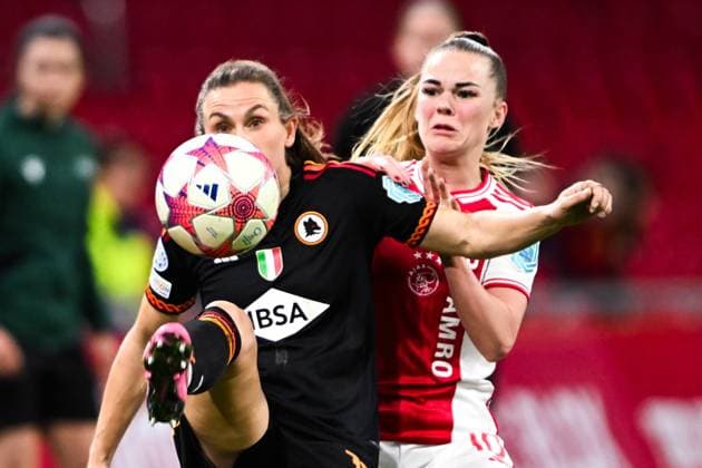 AMSTERDAM - (l-r) Emilie Haavi of AS Roma, Nadine Noordam of Ajax during the UEFA Women s Champions League Group C match between Ajax Amsterdam and AS Roma at the Johan Cruijff ArenA on January 30, 2024 in Amsterdam, Netherlands. ANP UEFA Women s Champions League 2023 24 2023 2024 xVIxANPxSportx xxANPxIVx 489842938 originalFilename: 489842938.jpg