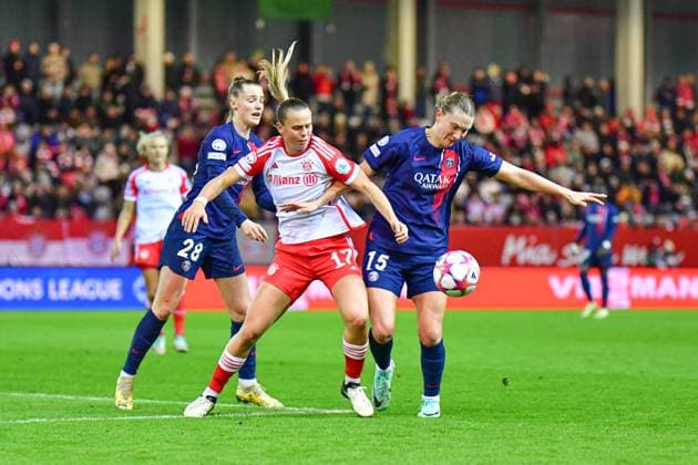 Jade Le Guilly (28 Paris) , Klara Bühl (17 FC Bayern) und Clare Hunt (15 Paris) in Aktion beim UEFA Womens Champions League Spiel FC Bayern München - Paris Saint-Germain Feminine am 30.01.2024 München FC Bayern Campus Bayern Deutschland