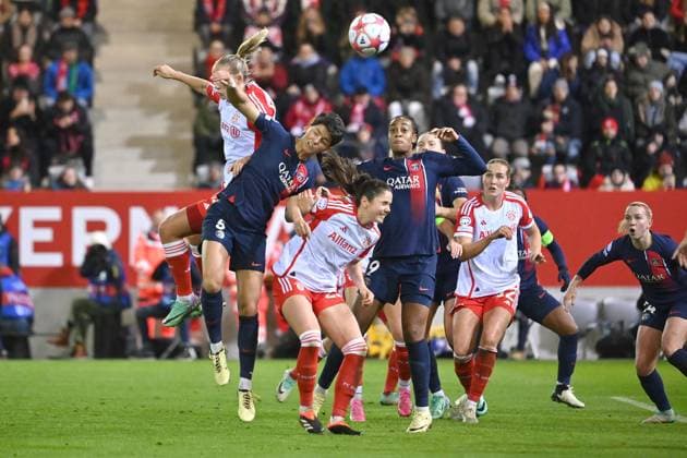 Luftkampf:v.li:Pernile HARDER (FCB), Elisa DE ALMEIDA (PSG), Sarah ZADRAZIL (FCB), Marie Antoinette KATOTO (PSG), Sydney LOHMANN (FCB), Aktion,Zweikampf,Strafraumszene. FC Bayern Muenchen - Paris Saint-Germain, Fussball Champions League der Frauen am 30.01.2024 FC BAYERN CAMPUS