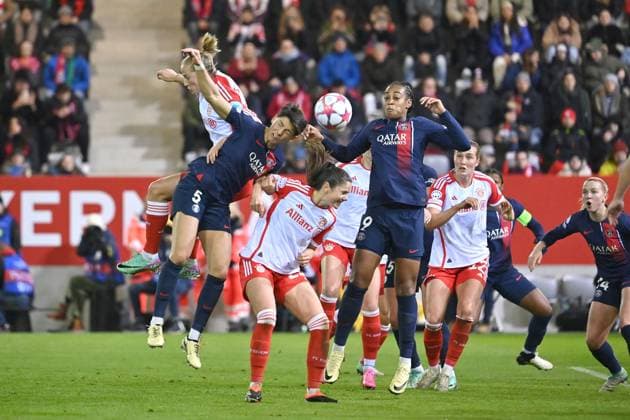 Luftkampf:v.li:Pernile HARDER (FCB), Elisa DE ALMEIDA (PSG), Sarah ZADRAZIL (FCB), Marie Antoinette KATOTO (PSG), Sydney LOHMANN (FCB), Aktion,Zweikampf,Strafraumszene. FC Bayern Muenchen - Paris Saint-Germain, Fussball Champions League der Frauen am 30.01.2024 FC BAYERN CAMPUS