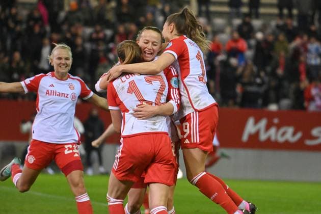 kollektiver Torjubel um Sydney LOHMANN (FCB) nach To zum 2-1 mit Lea SCHUELLER (FCB), Katharina NASCHENWENG (FCB), li:Pernile HARDER (FCB), Jubel,Freude,Begeisterung,Aktion. FC Bayern Muenchen - Paris Saint-Germain, Fussball Champions League der Frauen am 30.01.2024 FC BAYERN CAMPUS