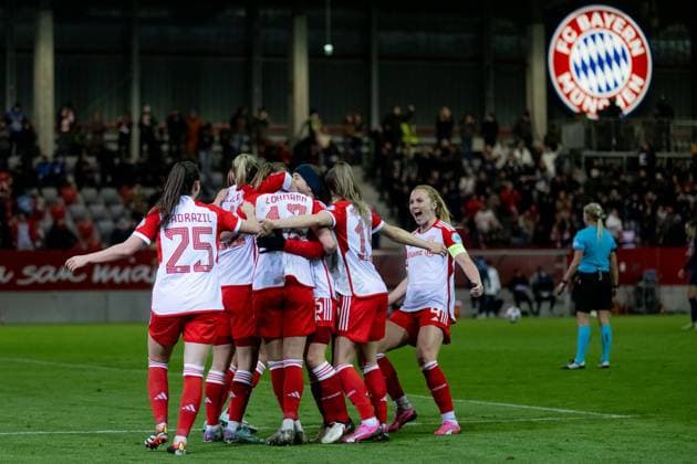 Sport Themen der Woche KW05 Sport Bilder des Tages Die Bayern - Spielerinnen bejubeln mit Sydney Lohmann (FC Bayern Muenchen Frauen, 12) deren Tor zur 2.1 - Fuehrung. FC Bayern Muenchen Frauen vs. Paris Saint-Germain, Fussball Champions League Frauen, Gruppenphase, 6. Spieltag, Saison 2023 2024, 30.01.2024. FC Bayern Muenchen Frauen vs. Paris Saint-Germain, Fussball Champions League Frauen, Gruppenphase, 6. Spieltag, Saison 2023 2024, 30.01.2024. Muenchen *** Bayern players celebrate with Sydney Lohmann FC Bayern Muenchen Frauen, 12 her goal to lead 2 1 FC Bayern Muenchen Frauen vs Paris Saint Germain, Football Champions League Women, Group Stage, Matchday 6, Season 2023 2024, 30 01 2024 FC Bayern Muenchen Frauen vs Paris Saint Germain, Football Champions League Women, Group Stage, Matchday 6, Season 2023 2024, 30 01 2024 Muenchen Copyright: xEibner-Pressefoto HeikexFeinerx EP_HFR