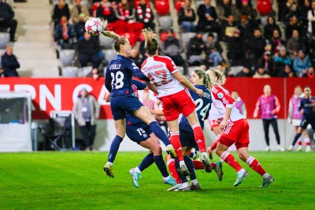 Sport Bilder des Tages Sydney Lohmann (12, FC Bayern München) erzielt das Kopfballtor, FC Bayern München v Paris Saint-Germain, Fußball, UEFA Women s Champions League 2023 2024, 6.Spieltag am 30.01.2024 in München, FC Bayern Campus. Bayern Deutschland