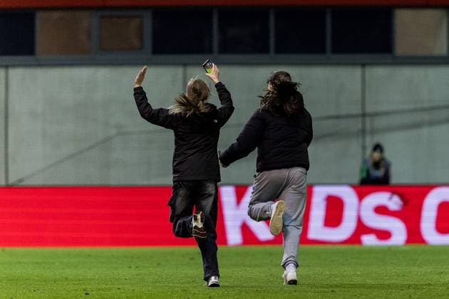 UEFA Women’s Champions League: FC Bayern München - Paris Saint-Germain; 30.01.2024 Zwei Flitzerinnen stürmen in quer über den Platz in den Torjubel von Paris Saint-Germain zum 1:1 UEFA Women’s Champions League: FC Bayern München - Paris Saint-Germain, München, FC Bayern Campus am 30.01.2024 Copyright: xBEAUTIFULxSPORTS Wunderlx