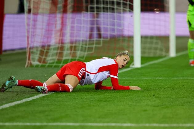 Giulia Gwinn (FC Bayern Muenchen, 07) liegt am Boden FC Bayern Muenchen vs. Paris St. Germain, Fussball UEFA Women s Champions League, Gruppenrunde 6. Spieltag, Saison 23 24, 30.01.2024; FC Bayern Muenchen vs. Paris St. Germain, Fussball UEFA Women s Champions League, Gruppenrunde 6. Spieltag, Saison 23 24, 30.01.2024 Muenchen Copyright: xEibner-Pressefoto JennixMaulx EP_JML
