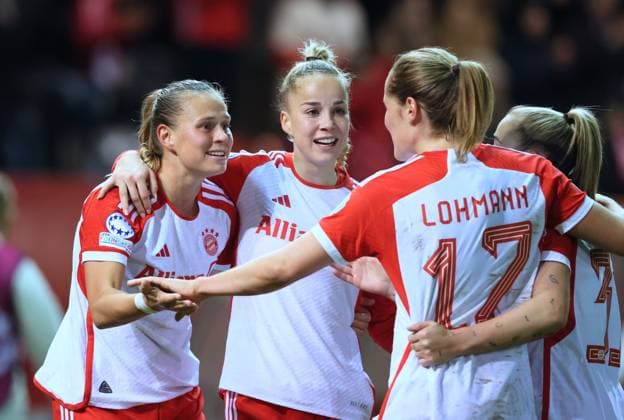 Bayern - Jubel um Torschuetzin Bayerns 12 Sydney LOHMANN nach Tor zum 2:1. Frauenfussball, Bayern - Paris, 30.01.2024. UEFA Champions League der Frauen, FC Bayern München - Paris Sain Germain, Gruppenrunde, 6.Spieltag, Saison 2023-2024, Muenchen, F C B A Y E R N C A M P U S, Deutschland. Quelle Copyright Credit : Oryk HAIST