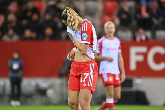 Klara BUEHL (FCB), Enttaeuschung,Frust, enttaeuscht,frustriert,niedergeschlagen, FC Bayern Muenchen - Paris Saint-Germain, Fussball Champions League der Frauen am 30.01.2024 FC BAYERN CAMPUS