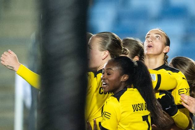 240130 Rusul Rosa Kafaji of Häcken celebrates with team mates after scoring 0-1 during the UEFA Women s Champions League football match between Real Madrid and Häcken on January 30, 2024 in Madrid. Photo: Mathias Bergeld BILDBYRAN kod MB MB0845 fotboll football soccer fotball champions league real madrid häcken dam bbeng women kvinner jubel Copyright: MATHIASxBERGELD BB240130MB104