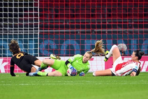 AMSTERDAM - (l-r) Valentina Giacinti of AS Roma, Ajax goalkeeper Regina van Eijk, Sherida Spitse of Ajax during the UEFA women s Champions League match in group C between Ajax Amsterdam and AS Roma at the Johan Cruijff ArenA on January 30, 2024 in Amsterdam, Netherlands . ANP UEFA Women s Champions League 2023 24 2023 2024 xVIxANPxSportx xxANPxIVx 489844455 originalFilename: 489844455.jpg