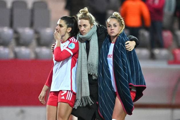 Jovana DAMNJANOVIC (FCB) und Giulia GWINN (FCB) muessen nach Spielende getroestet werden, Enttaeuschung,Frust,enttaeuscht, frustriert,niedergeschlagen, FC Bayern Muenchen - Paris Saint-Germain 2-2 Fussball Champions League der Frauen am 30.01.2024 FC BAYERN CAMPUS