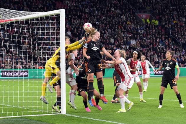 AMSTERDAM - Zara Kramzar of AS Roma (33) scores the 2-1 in her own goal during the UEFA Women s Champions League Group C match between Ajax Amsterdam and AS Roma at the Johan Cruijff ArenA on January 30, 2024 in Amsterdam, Netherlands. ANP UEFA Women s Champions League 2023 24 2023 2024 xVIxANPxSportx xxANPxIVx 489846617 originalFilename: 489846617.jpg