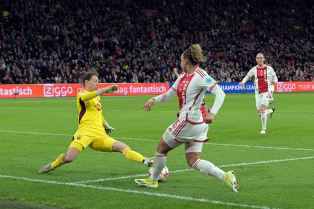 AMSTERDAM - (l-r) AS Roma goalkeeper Camelia Ceasar, Chasity Grant of Ajax during the UEFA women s Champions League group C match between Ajax Amsterdam and AS Roma at the Johan Cruijff ArenA on January 30, 2024 in Amsterdam, Netherlands. ANP UEFA Women s Champions League 2023 24 2023 2024 xVIxANPxSportx xxANPxIVx 489847043 originalFilename: 489847043.jpg