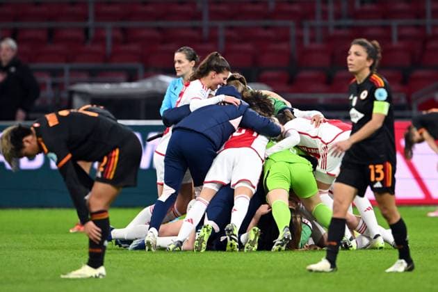 AMSTERDAM - Ajax celebrates the 2-1 victory and reaches the quarter-finals after the UEFA women s Champions League match in group C between Ajax Amsterdam and AS Roma at the Johan Cruijff ArenA on January 30, 2024 in Amsterdam, the Netherlands. ANP UEFA Women s Champions League 2023 24 2023 2024 xVIxANPxSportx xxANPxIVx 489847509 originalFilename: 489847509.jpg