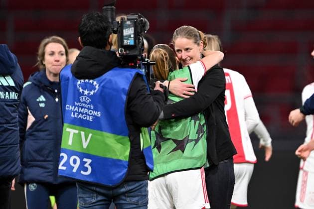 AMSTERDAM - Ajax coach Suzanne Bakker celebrates the 2-1 victory and reaches the quarter-finals after the UEFA women s Champions League match in group C between Ajax Amsterdam and AS Roma at the Johan Cruijff ArenA on January 30, 2024 in Amsterdam, the Netherlands. ANP UEFA Women s Champions League 2023 24 2023 2024 xVIxANPxSportx xxANPxIVx 489847884 originalFilename: 489847884.jpg