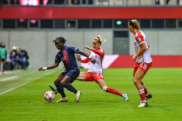 Tabitha Chawinga (22 Paris) und Giulia Gwinn (7 FC Bayern) in Aktion beim UEFA Womens Champions League Spiel FC Bayern München - Paris Saint-Germain Feminine am 30.01.2024 München FC Bayern Campus Bayern Deutschland