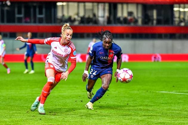Giulia Gwinn (7 FC Bayern) und Tabitha Chawinga (22 Paris) in Aktion beim UEFA Womens Champions League Spiel FC Bayern München - Paris Saint-Germain Feminine am 30.01.2024 München FC Bayern Campus Bayern Deutschland