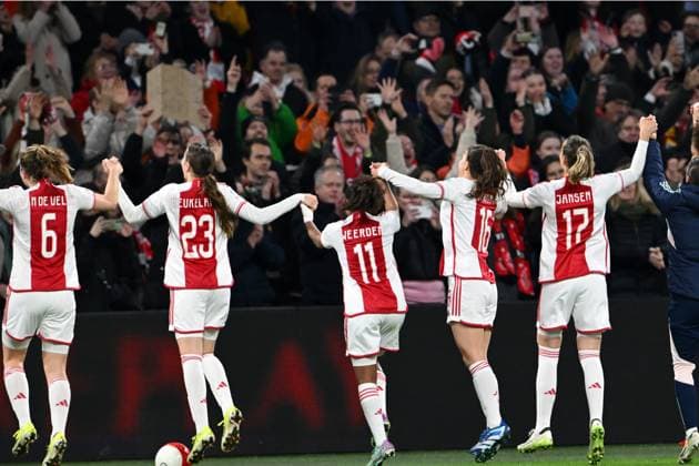 AMSTERDAM - Ajax celebrates the 2-1 victory and reaches the quarter-finals after the UEFA women s Champions League match in group C between Ajax Amsterdam and AS Roma at the Johan Cruijff ArenA on January 30, 2024 in Amsterdam, the Netherlands. ANP UEFA Women s Champions League 2023 24 2023 2024 xVIxANPxSportx xxANPxIVx 489848338 originalFilename: 489848338.jpg