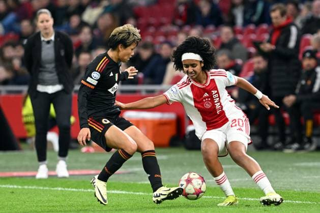AMSTERDAM - (l-r) Moeka Minami of AS Roma, Lily Yohannes of Ajax during the UEFA Women s Champions League Group C match between Ajax Amsterdam and AS Roma at the Johan Cruijff ArenA on January 30, 2024 in Amsterdam, Netherlands. ANP UEFA Women s Champions League 2023 24 2023 2024 xVIxANPxSportx xxANPxIVx 489849002 originalFilename: 489849002.jpg