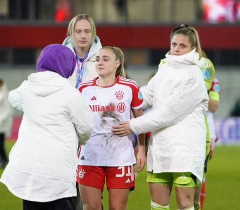 Georgia Stanway (31 FC Bayern) wird von ihren Mitspielerinnen getröstet nach dem UEFA Womens Champions League Spiel FC Bayern München - Paris Saint-Germain Feminine am 30.01.2024 München FC Bayern Campus Bayern Deutschland