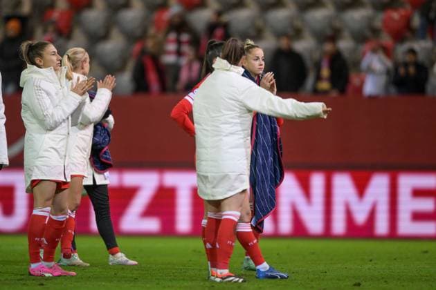 Fußball, UEFA Womens Champions League, 20240130, FC Bayern München - Paris Saint-Germain. Im Bild Giulia GWINN (FC Bayern München Frauen, 7) enttäuscht vor Fans. München FC Bayern Campus Bayern Deutschland Copyright: Passion2Press MarkusxFischerx