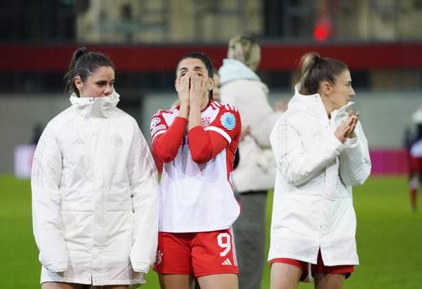 Sarah Zadrazil (25 FC Bayern) , Jovana Damnjanovic (9 Bayern) und Katharina Naschenweng (19 FC Bayern)bedanken sich bei den Fans nach dem UEFA Womens Champions League Spiel FC Bayern München - Paris Saint-Germain Feminine am 30.01.2024 München FC Bayern Campus Bayern Deutschland