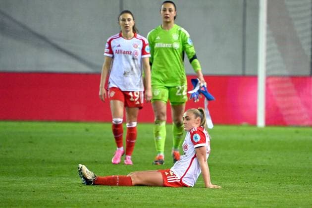 Georgia STANWAY (FCB) nach Spielende, Enttaeuschung,Frust,enttaeuscht, frustriert,niedergeschlagen, hi:Katharina NASCHENWENG (FCB), Torfrau Maria Luisa GROHS (FCB). FC Bayern Muenchen - Paris Saint-Germain 2-2 Fussball Champions League der Frauen am 30.01.2024 FC BAYERN CAMPUS