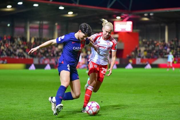 Elisa De Almeida (5 Paris) und Pernille Harder (21 Bayern) in Aktion beim UEFA Womens Champions League Spiel FC Bayern München - Paris Saint-Germain Feminine am 30.01.2024 München FC Bayern Campus Bayern Deutschland