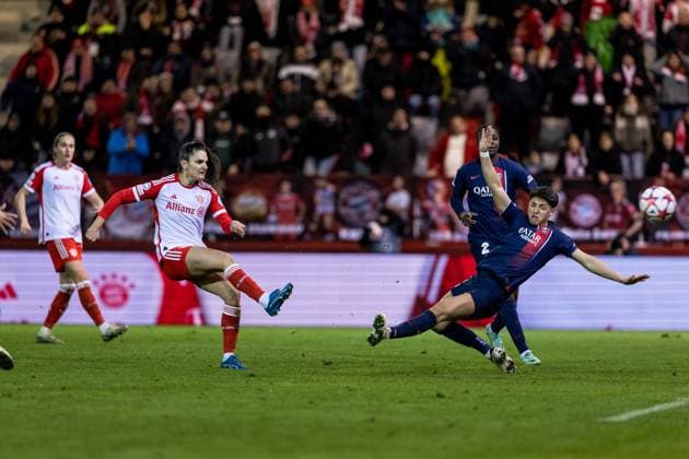 UEFA Women’s Champions League: FC Bayern München - Paris Saint-Germain; 30.01.2024 Jovana Damnjanovic (FC Bayern München, 09) schießt das vermeintliche 3:2, Elisa De Almeida (Paris Saint-Germain, 5) Abseits UEFA Women’s Champions League: FC Bayern München - Paris Saint-Germain, München, FC Bayern Campus am 30.01.2024 Copyright: xBEAUTIFULxSPORTS Wunderlx