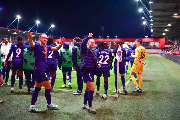 Paris feiert mit den Fans nach dem UEFA Womens Champions League Spiel FC Bayern München - Paris Saint-Germain Feminine am 30.01.2024 München FC Bayern Campus Bayern Deutschland