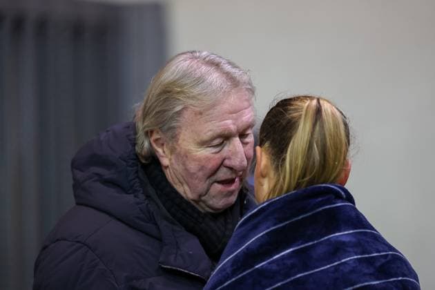 Horst Hrubesch (Bundestrainer) nach dem Spiel troestet Klara Buehl (FC Bayern Muenchen, 17) FC Bayern Muenchen vs. Paris St. Germain, Fussball UEFA Women s Champions League, Gruppenrunde 6. Spieltag, Saison 23 24, 30.01.2024; FC Bayern Muenchen vs. Paris St. Germain, Fussball UEFA Women s Champions League, Gruppenrunde 6. Spieltag, Saison 23 24, 30.01.2024 Muenchen Copyright: xEibner-Pressefoto JennixMaulx EP_JML